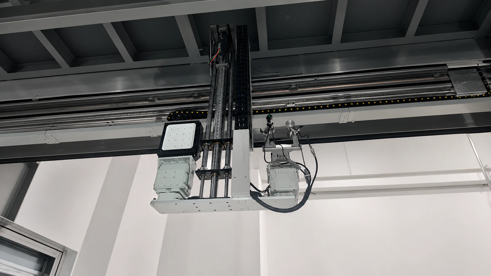 RT-IL 150°C 100 W fixture installed on an industrial equipment frame.